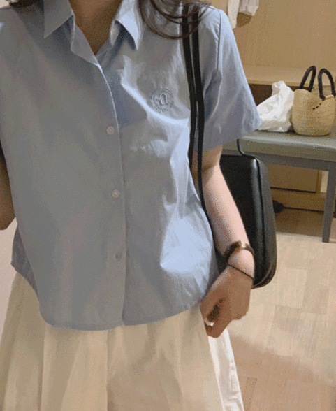카니 자수 크롭 스탠다드핏 여름 반팔 셔츠 (2color)